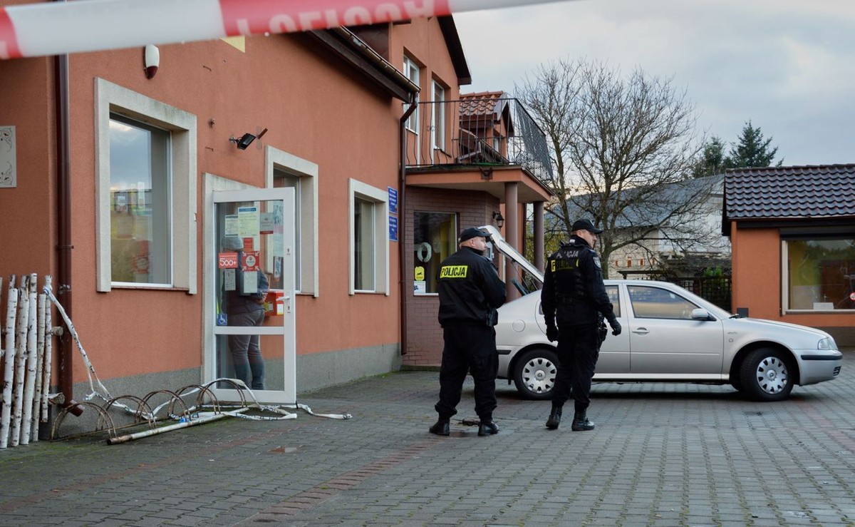 Policjanci przy poczcie w Mostach