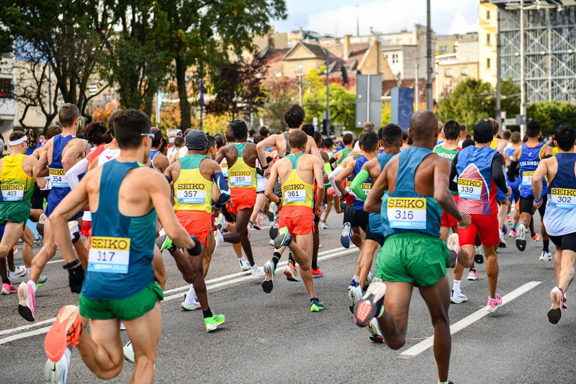 Sędziowie oglądali buty uczestników MŚ w półmaratonie w Gdyni