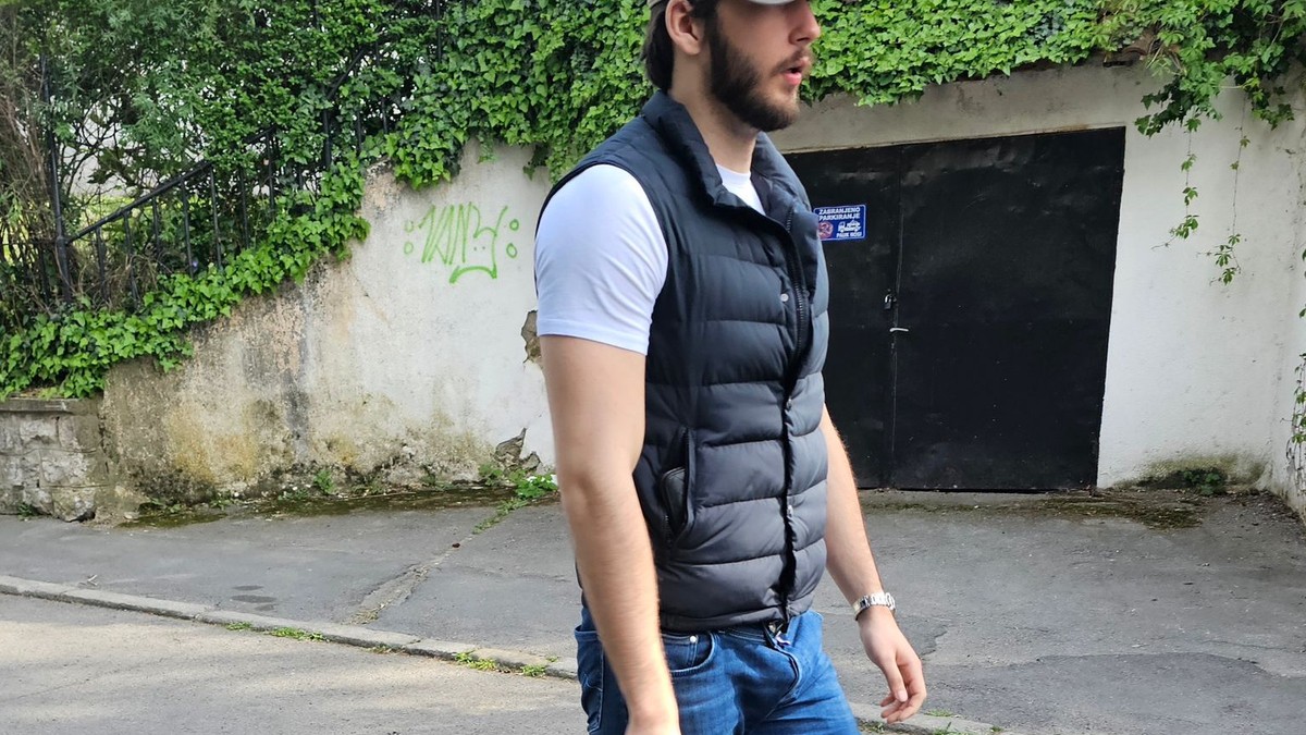 KAKVA ZVER! Sin Meline i Harisa pokazao ISKLESANO TELO i raspametio devojke: Kan prerastao oca, a tek da čujete kakav mu je ŠMEKERSKI SAVET tata dao za žene