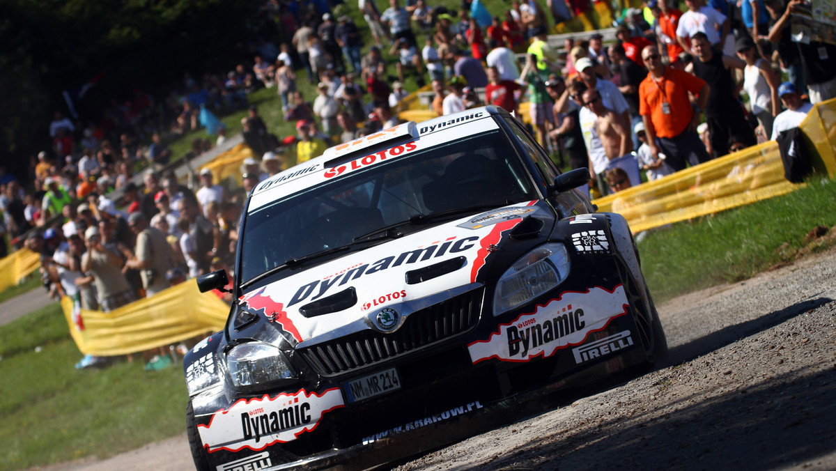 Polska załoga Michał Kościuszko i Maciek Szczepaniak jadący w barwach Dynamic World Rally Team w wyniku najechania na kamień przy wyjściu z zakrętu na 7 kilometrów przed metą 4 odcinka specjalnego Rajdu Wielkiej Brytanii doznała defektu lewego tylnego koła.