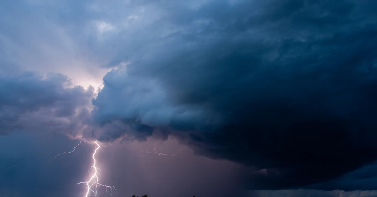 Burzowa niedziela w Polsce. IMGW podnosi alerty, RCB ostrzega przed wezbraniami rzek