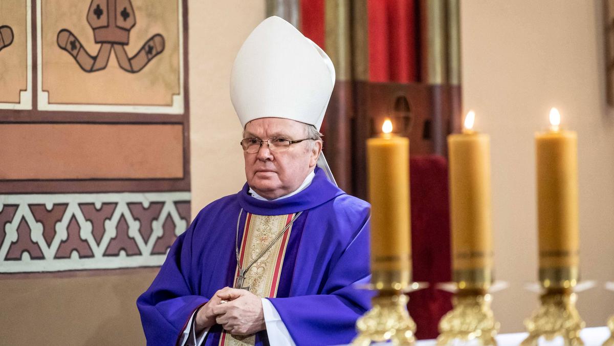  Arcybiskup senior archidiecezji wrocławskiej Marian Gołębiewski  