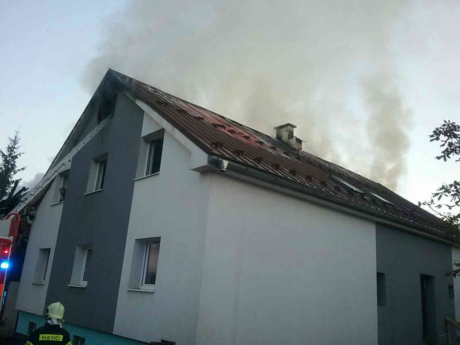 Požiar rodinných domov vo Veľkom Slavkove sa podarilo lokalizovať.