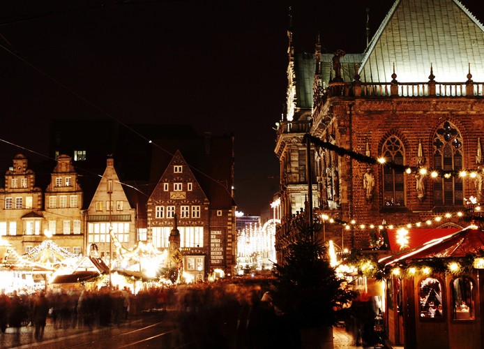 Brema<br><br>Nie ma lepszego miejsca, żeby rozgrzać się aromatycznym grzańcem niż jarmark świąteczny w Bremie. Ciągnie się on przez klimatycznie oświetloną promenadę wzdłuż rzeki Wezery, u stóp średniowiecznych fortyfikacji. Poza tradycyjnymi stoiskami, spotkasz tu ulicznych kuglarzy, ogniska, tawerny czy naturalnej wielkości trasę przez kalendarz adwentowy.