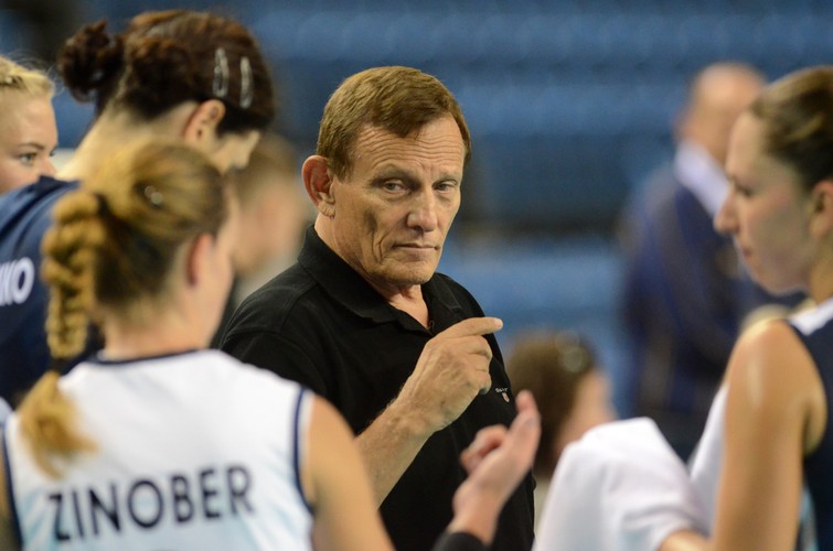 <b>3. Psycholog sportowy</b>
<br></br>
Średnia pensja:  17,5 tys. zł miesięcznie 
<br></br>
Kondycja psychiczna sportowca jest równie ważnym składnikiem jego sukcesu jak jego kondycja fizyczna. O to, aby sportowiec nie przegrał zawodów „w głowie” dba psycholog sportowy. Zadaniem psychologa jest zagwarantowanie, że sportowiec wykorzysta swój potencjał w decydujących momentach, kiedy istotne są m.in.: koncentracja, siła woli oraz wytrzymałość psychiczna.