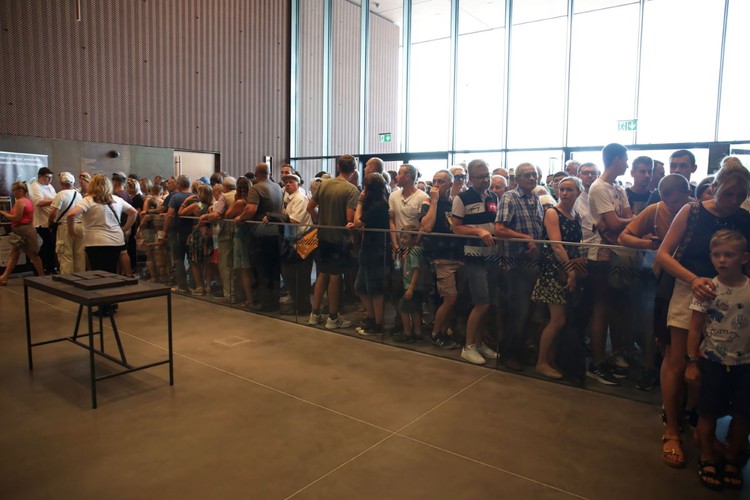 Zwiedzający w nowo otwartej siedzibie Muzeum Wojska Polskiego