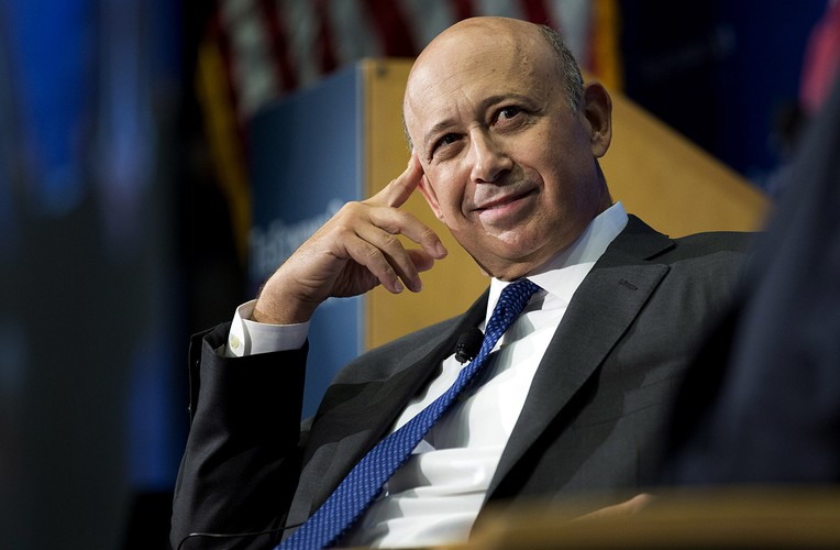 <b>Lloyd Blankfein - prezes Goldman Sachs</b><br>Jego całkowite wynagrodzenie w 2011 roku wyniosło 16,1 mln dol.<br>Zaczynał na Yankee Stadium, gdzie zajmował się pobieraniem opłat od właścicieli budek z jedzeniem i pamiątkami. Dorabiał sobie również jako ratownik. <br>Dziś jest prezesem Goldman Sachs Group Incorporated – jednego z największych banków inwestycyjnych na świecie.