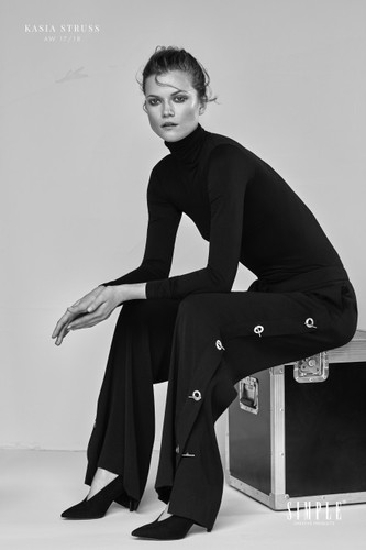 Kasia Struss w kampanii Simple CP jesień/zima 2017//2018