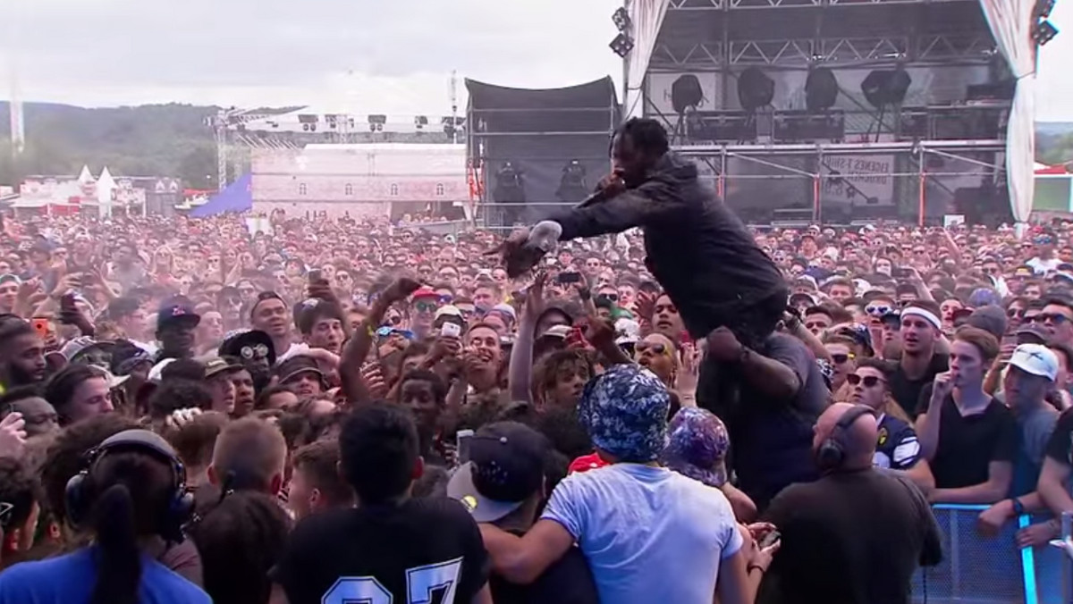 Do tego przykrego wydarzenia doszło podczas Openair Festival w Szwajcarii. Mężczyzna chciał ukraść buty raperowi. To skończyło się dla niego bardzo źle. Muzyk napuścił na niego ludzi z publiczności i kazał pobić niedoszłego złodzieja.