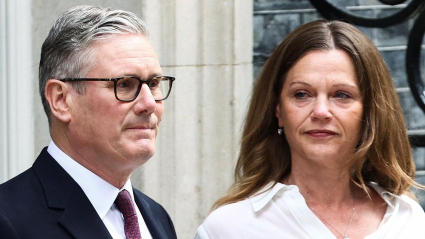 Kir Starmer sa suprugom Viktorijom ispred sedišta Vlade u Londonu | Foto: REUTERS/Toby Shepheard