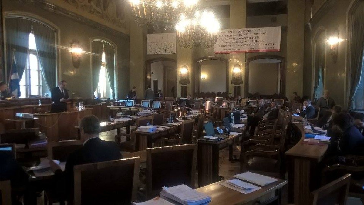 Miejscy radni tak sprytnie zorganizowali sobie czas pracy, aby podczas sesji nie musieć przebywać na sali obrad. To daje im możliwość znikania z posiedzeń na długie godziny i wracać pod koniec obrad. Za to miesięcznie dostają ok. 2,6 tysięcy złotych diety. Podczas wczorajszej sesji przez długi czas w debacie brało udział 5 na 43 radnych. To standard, nie wyjątek.