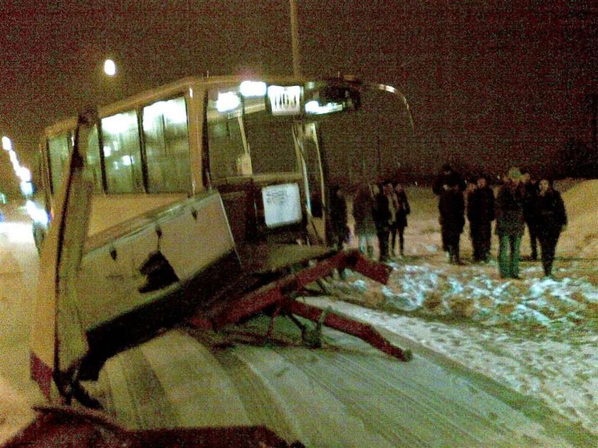 Karetka wbiła się w autobus