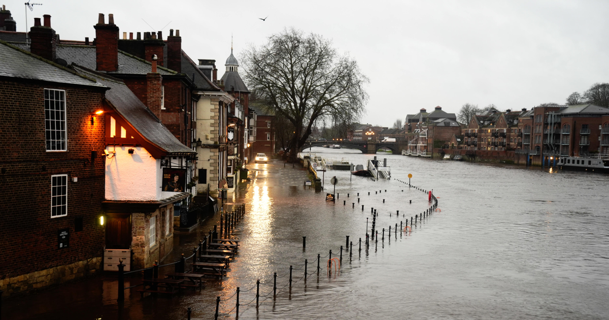 90mph Storm Bram paralyses UK: Flights grounded, thousands without power