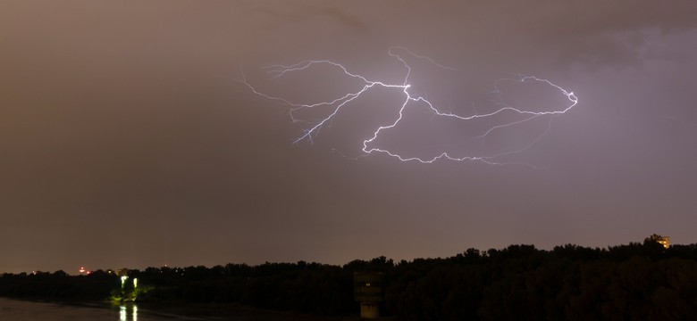 Alert RCB przed burzami z gradem w północnej Polsce