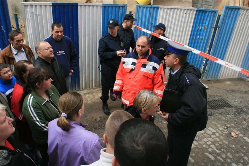 Tylko ogromnemu szczęściu i pomocy policjantów mieszkańcy zabytkowej kamienicy przy ul. Dominikańskiej w Lublinie zawdzięczają, że są cali i zdrowi. Nad ranem ich dom spłonął. 53 osoby zostało bez dachu nad głową