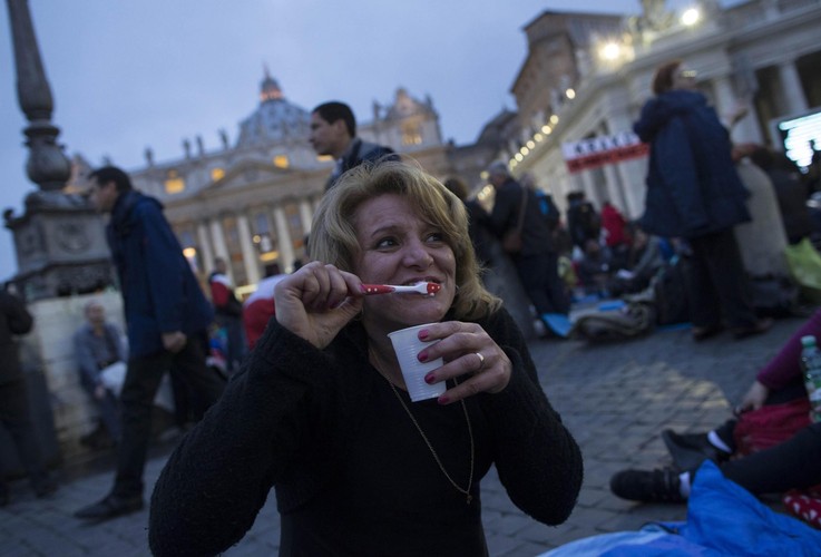 Wierni na placu św. Piotra przed kanonizacją. Fot. EPA/MAURIZIO BRAMBATTI/PAP/EPA