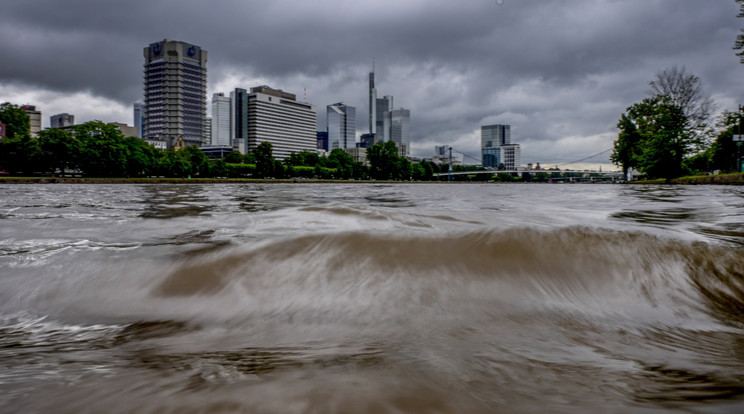 A megáradt Majna folyó Frankfurtban /Fotó: MTI/AP/Michael Probst