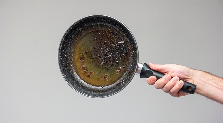 Így szabadulj meg a serpenyő alján ragadt zsírfoltoktól. Fotó: Getty Images