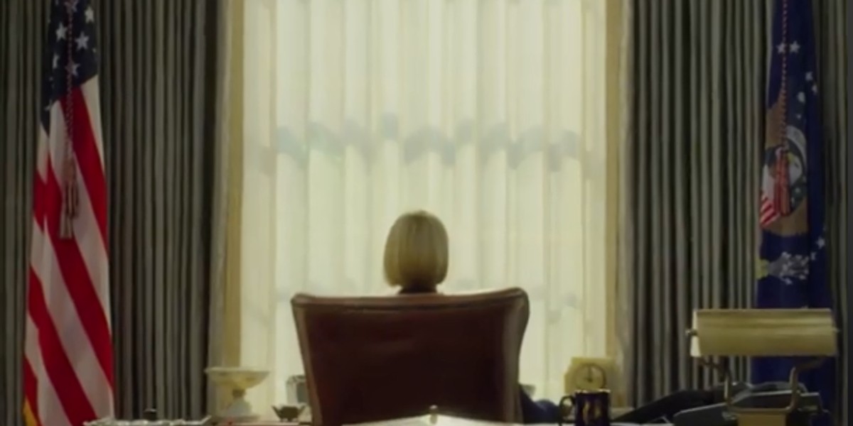 Kadr ze zwiastunu 6. sezonu "House of Cards". W fotelu głowy państwa zasiada Claire Underwood