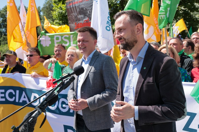 Prezes Polskiego Stronnictwa Ludowego Władysław Kosiniak-Kamysz (P) i lider Polski 2050 Szymon Hołownia (L) podczas wspólnej konferencji prasowej przed marszem z udziałem liderów opozycji