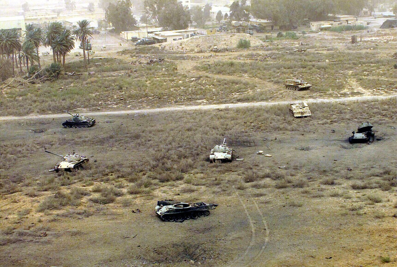 Grupa zniszczonych irackich czołgów