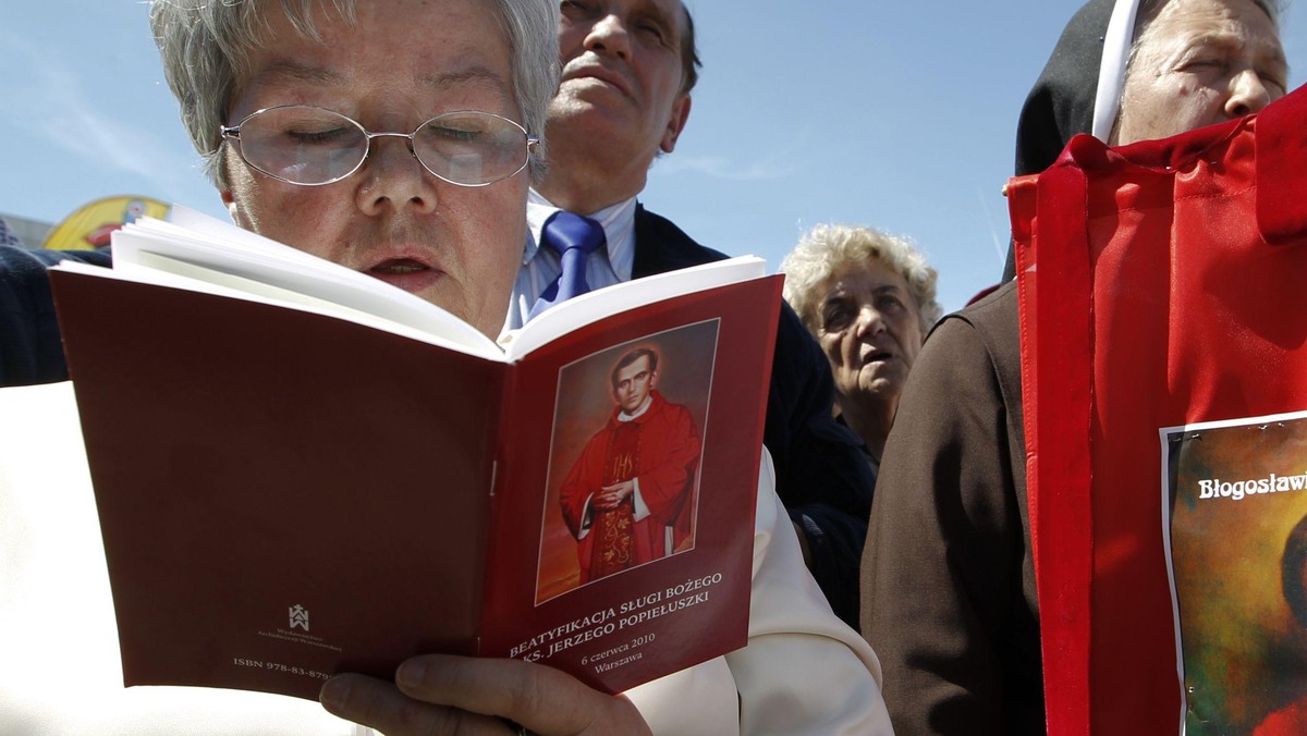 "Gazeta Wyborcza": Polskie i zagraniczne parafie masowo ubiegają się o relikwie błogosławionego kapelana "Solidarności". Od beatyfikacji minął niespełna rok, a o relikwie ks. Jerzego zamordowanego 26 lat temu przez bezpiekę, postarało się już 200 kościołów - pisze gazeta.