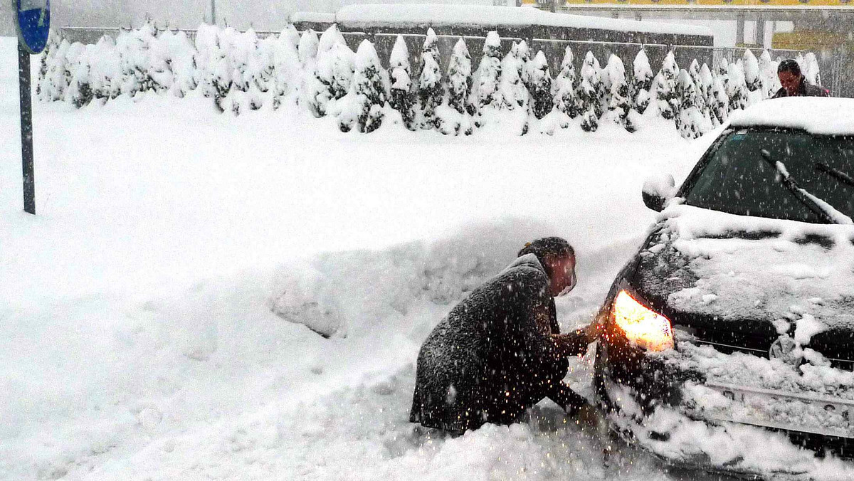 Niemal w całym kraju na drogach zalega śnieg i błoto pośniegowe - ostrzegają policjanci i apelują do kierowców o ostrożność i dostosowanie prędkości do warunków pogodowych. Apelują też do pieszych, by przestrzegali podstawowych zasadach bezpieczeństwa.