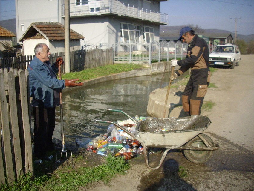 Radnici čiste otpad iz kanala