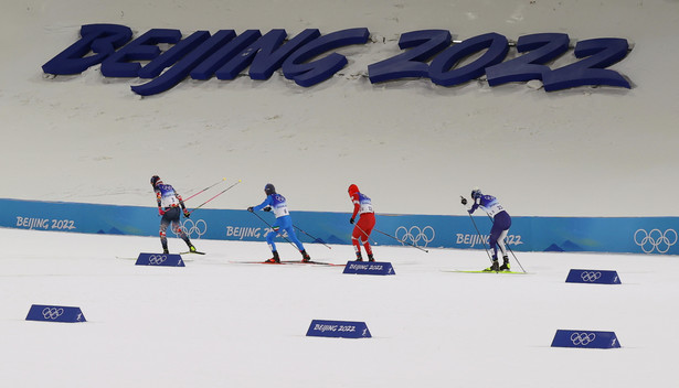 Johannes Hosflot Klaebo (L) podczas narciarskiego sprintu stylem dowolnym