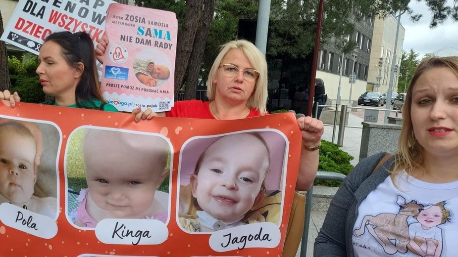 Protest rodziców chorych dzieci w Warszawie pod Sejmem