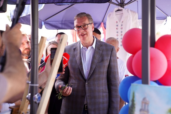 "ZAHVALAN SAM VAM ŠTO SE SAČUVALI SVOJU ŠLJIVU KAD SU HTELI DA NAM OTMU DRŽAVU" Vučić u Lapovu: "Mi hoćemo da budemo ujedinjeni i zato opet pozivam na dijalog"