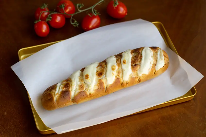 Bagietka czosnkowa z mozzarellą 