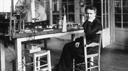 Maria Skłodowska-Curie w swoim laboratorium.