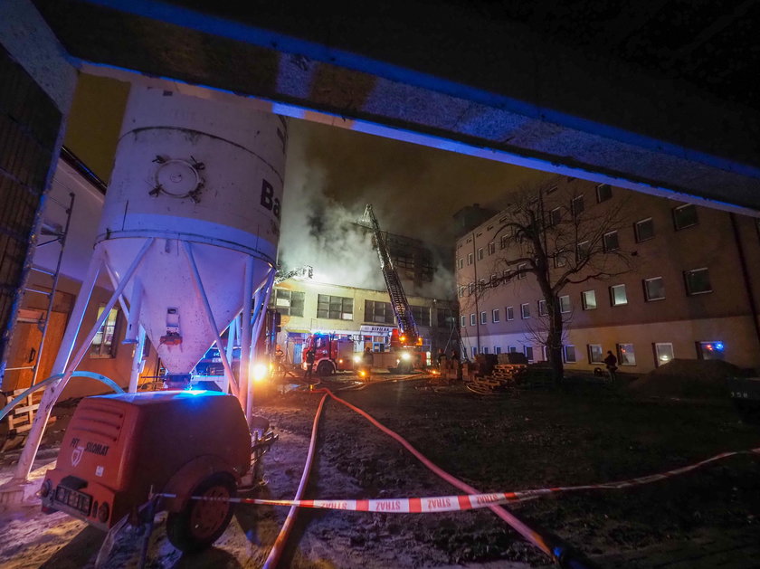 Pożar fabryki w Łodzi: Strażacy podejrzewają podpalenie