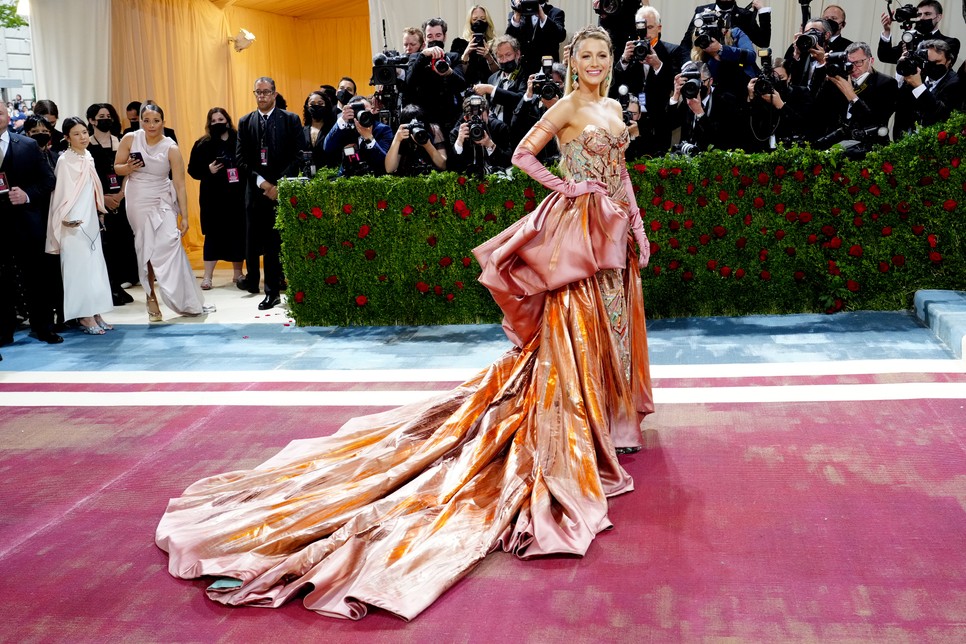Blake Lively a szemünk előtt változott át a vörös szőnyegen a Met gálán