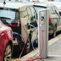 Skąd wziąć prąd dla samochodów elektrycznych? Dla UE to duży problem, dla Polski ogromny
