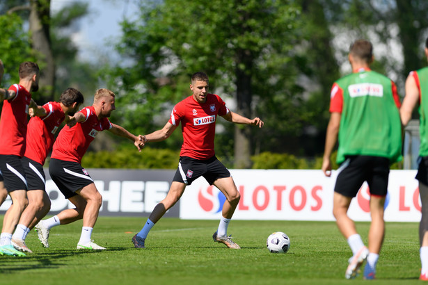 Zawodnicy piłkarskiej reprezentacji Polski Jan Bednarek (C) i Kamil Glik (3L) podczas treningu kadry w Opalenicy