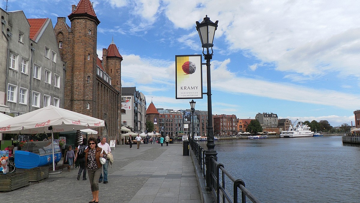 Jedyny zachowany element systemu obrony Westerplatte pomalowano na kolor jaskrawopomarańczowy. Nowe barwy budynku nie zgadzają się ani ze stanem historycznym sprzed 1939 roku, ani też z rysunkami projektu opublikowanym przy przetargu - podaje portal defence24.pl