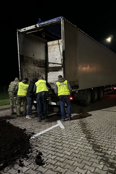 Ujawnili nielegalne papierosy w ciężarówce