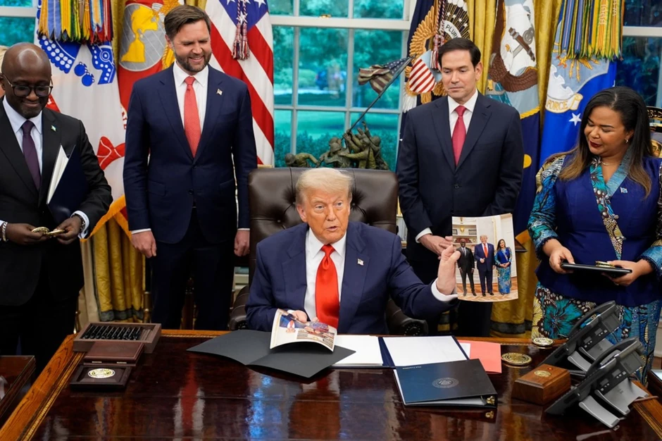 Američki predsednik Donald Tramp sa ministrom spoljnih poslova Ruande Olivijerom Nduhungireheom (L) i Konga Terezom Kajikvambom Vagner u Beloj kući 27. juna