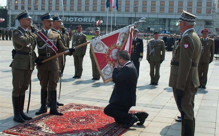 Prezydent całuje sztandar