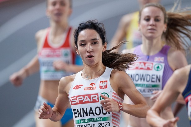 Stambuł, Turcja, 03.03.2023. Polka Sofia Ennaoui w eliminacyjnym biegu na 1500 m podczas halowych mistrzostw Europy w lekkiej atletyce, 3 bm. w Stambule. (gj) PAP/Adam Warżawa