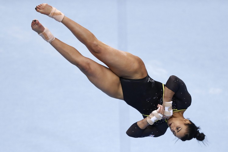 Te piękne dziewczyny zaprzeczają prawom grawitacji