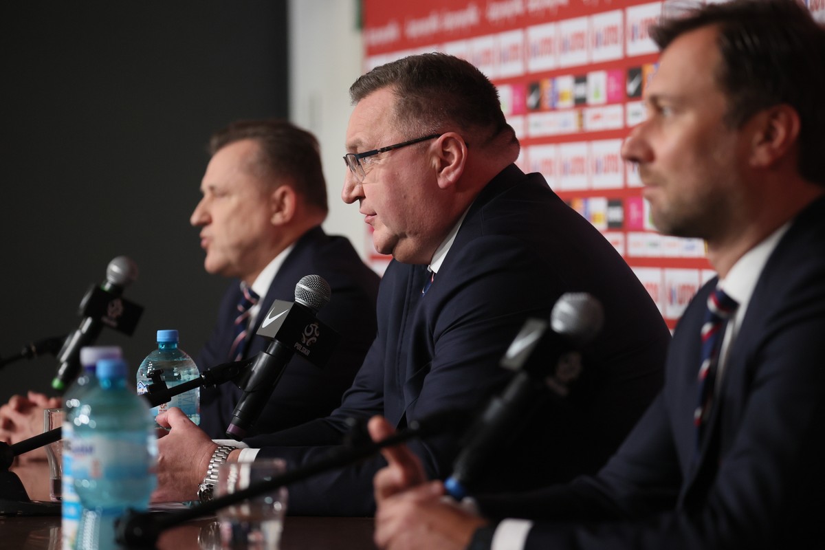 Prezes Polskiego Związku Piłki Nożnej Cezary Kulesza (L) i rzecznik prasowy PZPN Jakub Kwiatkowski (P) podczas prezentacji nowego selekcjonera kadry narodowej Czesława Michniewicza (C) na stadionie PGE Narodowym