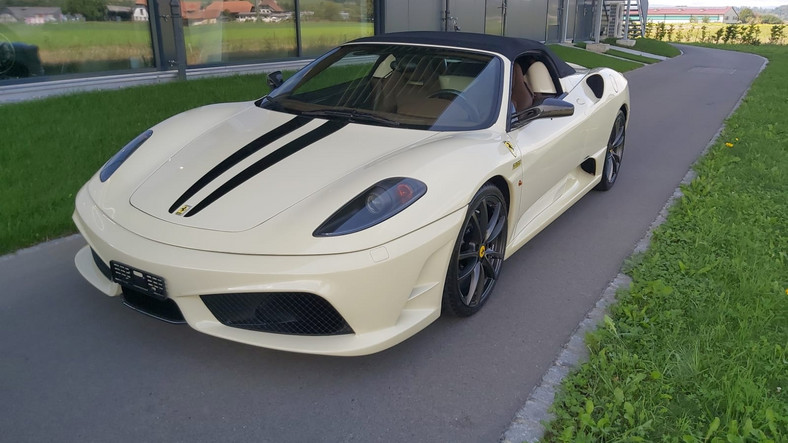 Uszkodzony zderzak z Ferrari Scuderia Spider 16M. Warta zapłaciła za szkodę 90 tys. zł