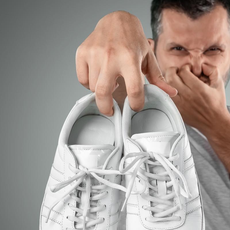 Jak pozbyć się nieprzyjemnego zapachu z butów? Sprawdzone sposoby na  śmierdzące buty