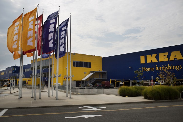 IKEA. Szwedzkiego giganta z branży meblarskiej nie trzeba nikomu przedstawiać. Twórca imperium Ikei – Ingvar Kamprad – jest dziś piątym najbogatszym człowiekiem na świecie i pierwszym najbogatszym Europejczykiem. Charakterystyczny styl mebli podbił serca konsumentów z całego świata, a szczególnie tych z Polski. Okazuje się bowiem, że nasz kraj po Rosji i Chinach jest trzecim największym rynkiem dla szwedzkiego koncernu. Na zdjęciu: Salon IKEA w Nowym Jorku, USA. 29.09.2012