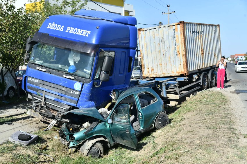 Automobil zaglavljen ispod kamiona nakon nesreće na putu Batajnica - Ugrinovci