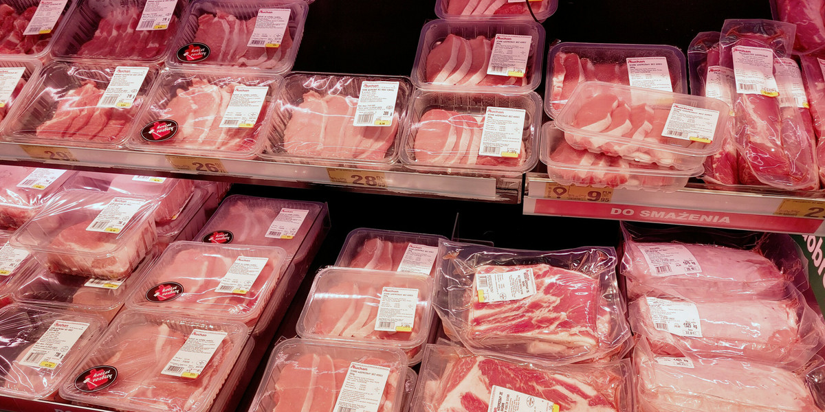 Producenci mięsa biją na alarm. Brak CO2 może wstrzymać produkcję.