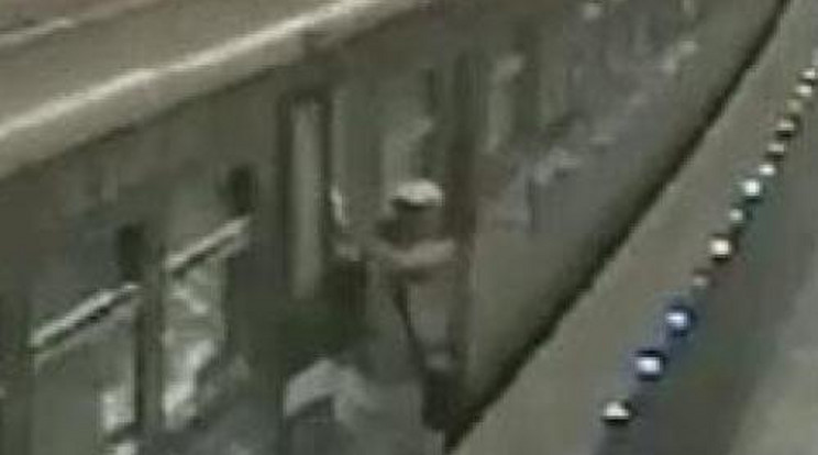 Mozgó metróba szorult a lába! - Videó